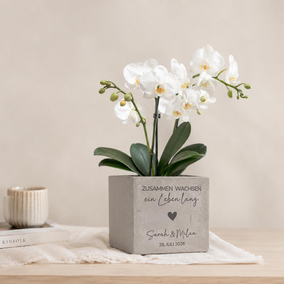 Personalisierter Blumentopf als besonderes Hochzeitsgeschenk für Brautpaar oder Ehepaar. Der moderne Blumentopf mit individueller Gravur von Namen oder Datum eignet sich perfekt als dekoratives Erinnerungsstück zur Hochzeit, Verlobung oder zum gemeinsamen Start ins neue Zuhause.