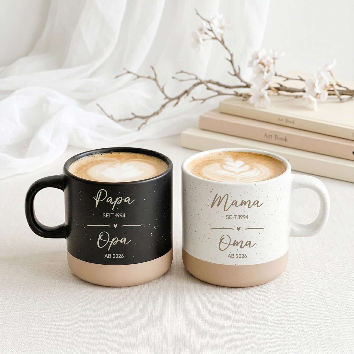 Personalisierte Kaffeetasse als besondere Überraschung zur Schwangerschaft. Die hochwertige Keramiktasse eignet sich perfekt, um die Schwangerschaft auf liebevolle Weise zu verkünden und ist ein einzigartiges Geschenk für werdende Oma, werdenden Opa, werdende Mama oder werdenden Papa.