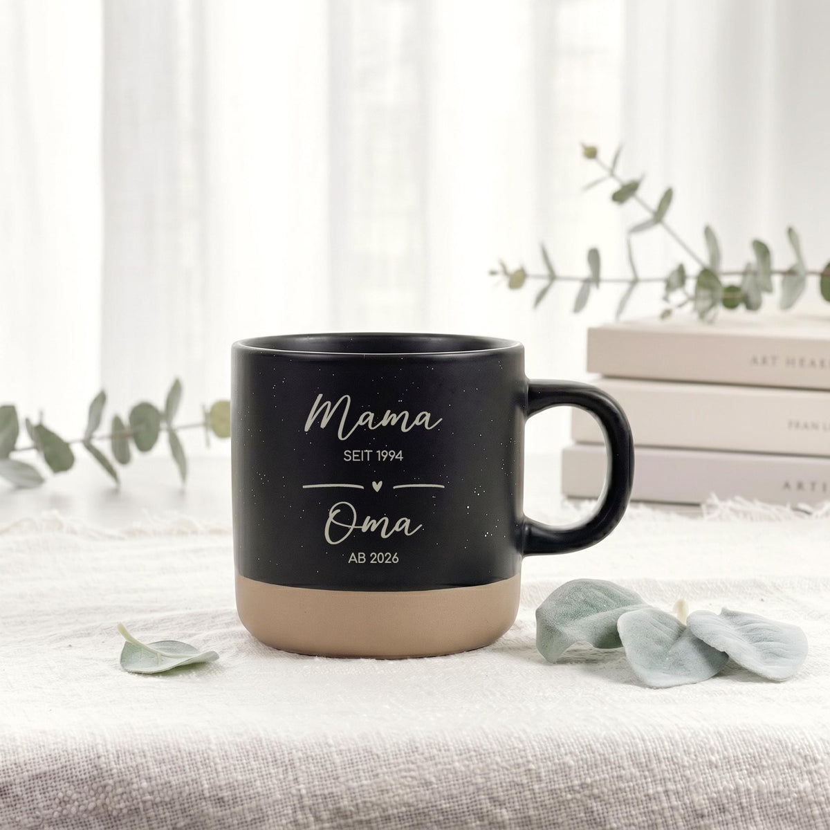 Personalisierte Tasse zur Schwangerschaftsverkündung als emotionale Geschenkidee für die Familie. Ideal für werdende Mama, werdenden Papa, Oma oder Opa und eine wunderschöne Möglichkeit, die frohe Nachricht auf kreative und persönliche Weise zu überbringen.
