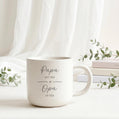 Liebevoll gestaltete Kaffeetasse mit individueller Personalisierung als Geschenk zur Schwangerschaft. Die Keramiktasse eignet sich hervorragend als Weihnachtsgeschenk für die Familie oder als besondere Überraschung für zukünftige Großeltern mit persönlicher Botschaft.