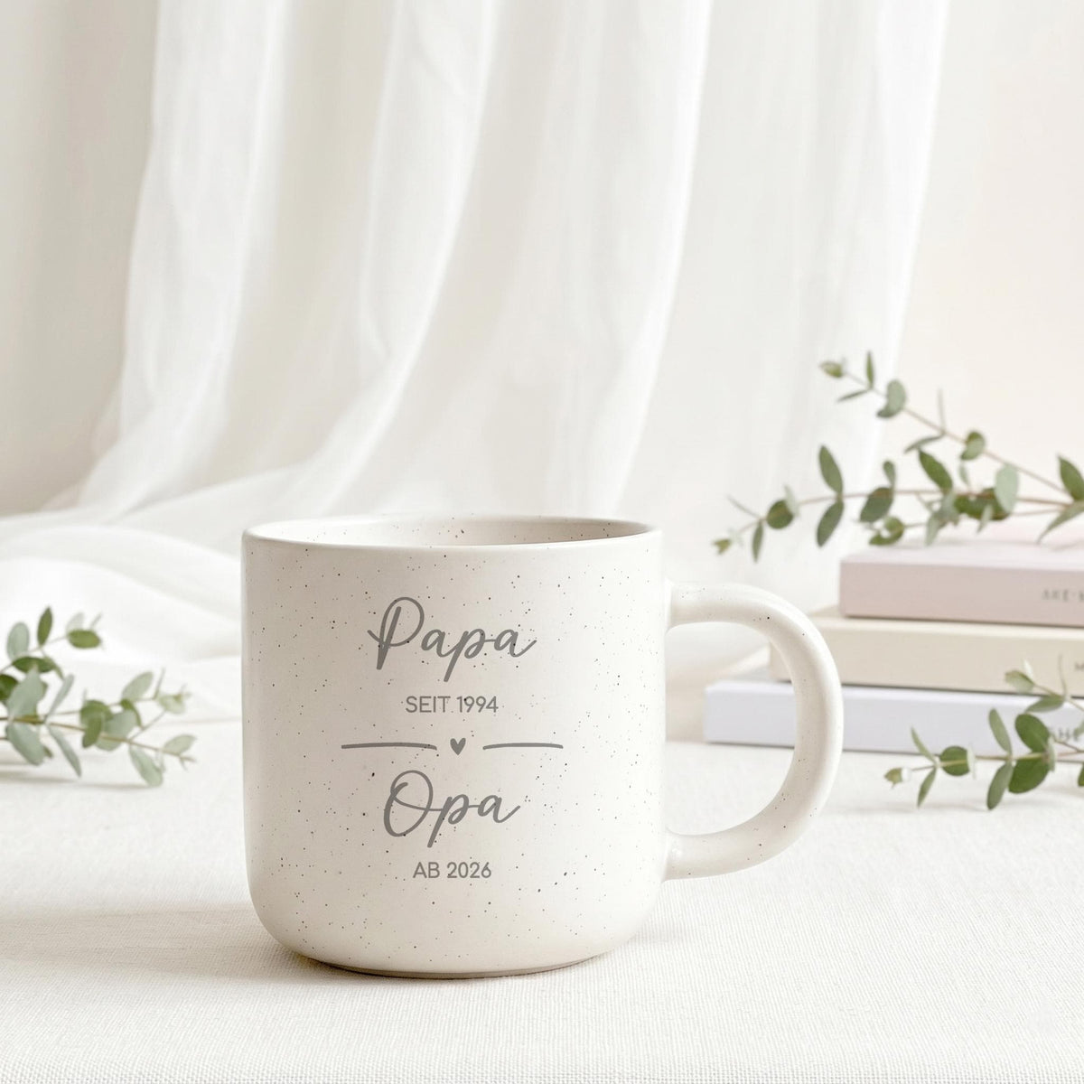 Liebevoll gestaltete Kaffeetasse mit individueller Personalisierung als Geschenk zur Schwangerschaft. Die Keramiktasse eignet sich hervorragend als Weihnachtsgeschenk für die Familie oder als besondere Überraschung für zukünftige Großeltern mit persönlicher Botschaft.