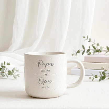Liebevoll gestaltete Kaffeetasse mit individueller Personalisierung als Geschenk zur Schwangerschaft. Die Keramiktasse eignet sich hervorragend als Weihnachtsgeschenk für die Familie oder als besondere Überraschung für zukünftige Großeltern mit persönlicher Botschaft.