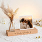 Eleganter Kartenständer aus Holz mit individueller Gravur für Familienfotos oder Hochzeitsbilder. Perfekt als Geschenk zum Einzug, zur Hochzeit, zum Jahrestag oder als persönliches Weihnachtsgeschenk.