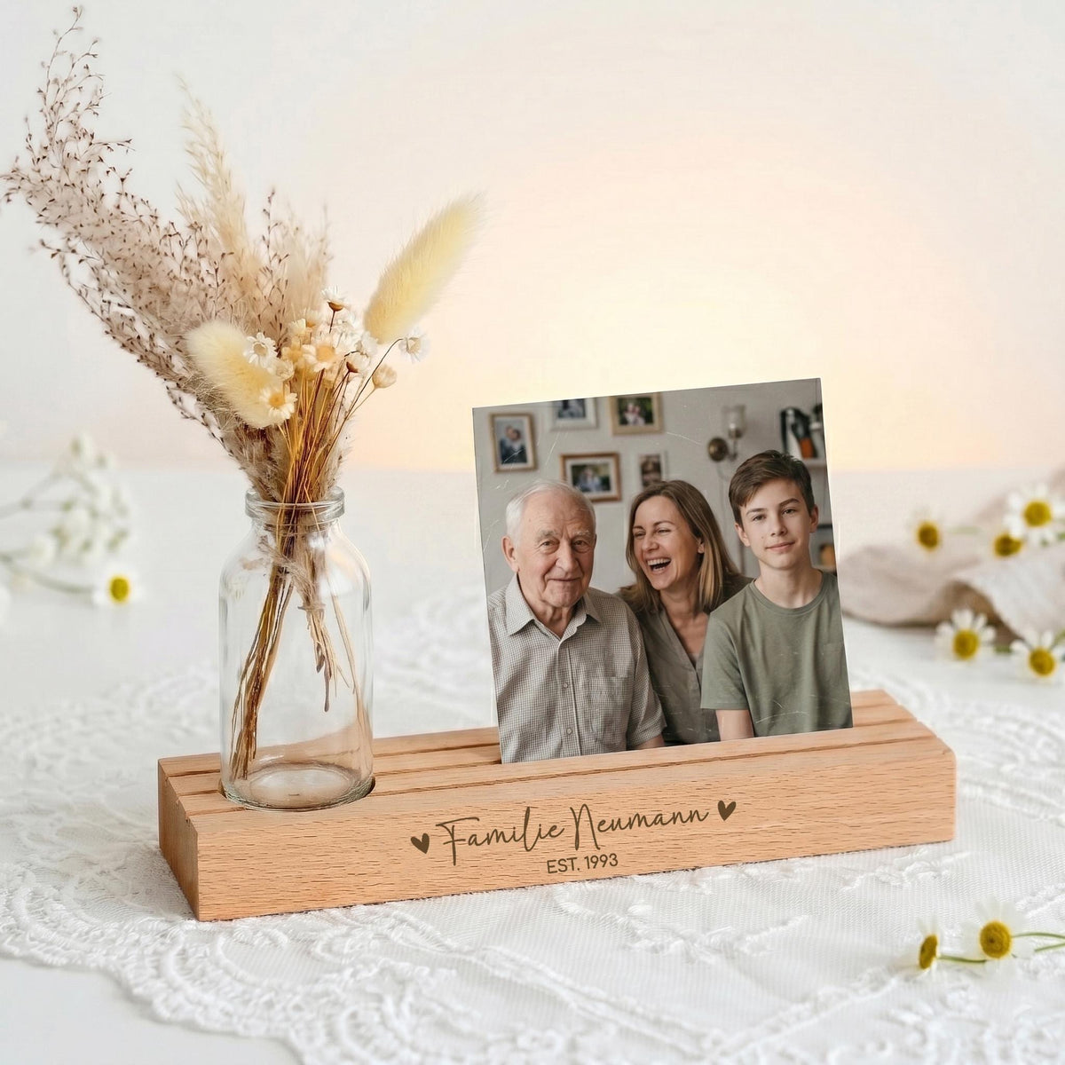 Hochwertiger Holz Kartenhalter mit graviertem Familiennamen und Platz für ein persönliches Foto. Eine stilvolle Möglichkeit, besondere Erinnerungen im Wohnzimmer oder auf dem Sideboard zu präsentieren.