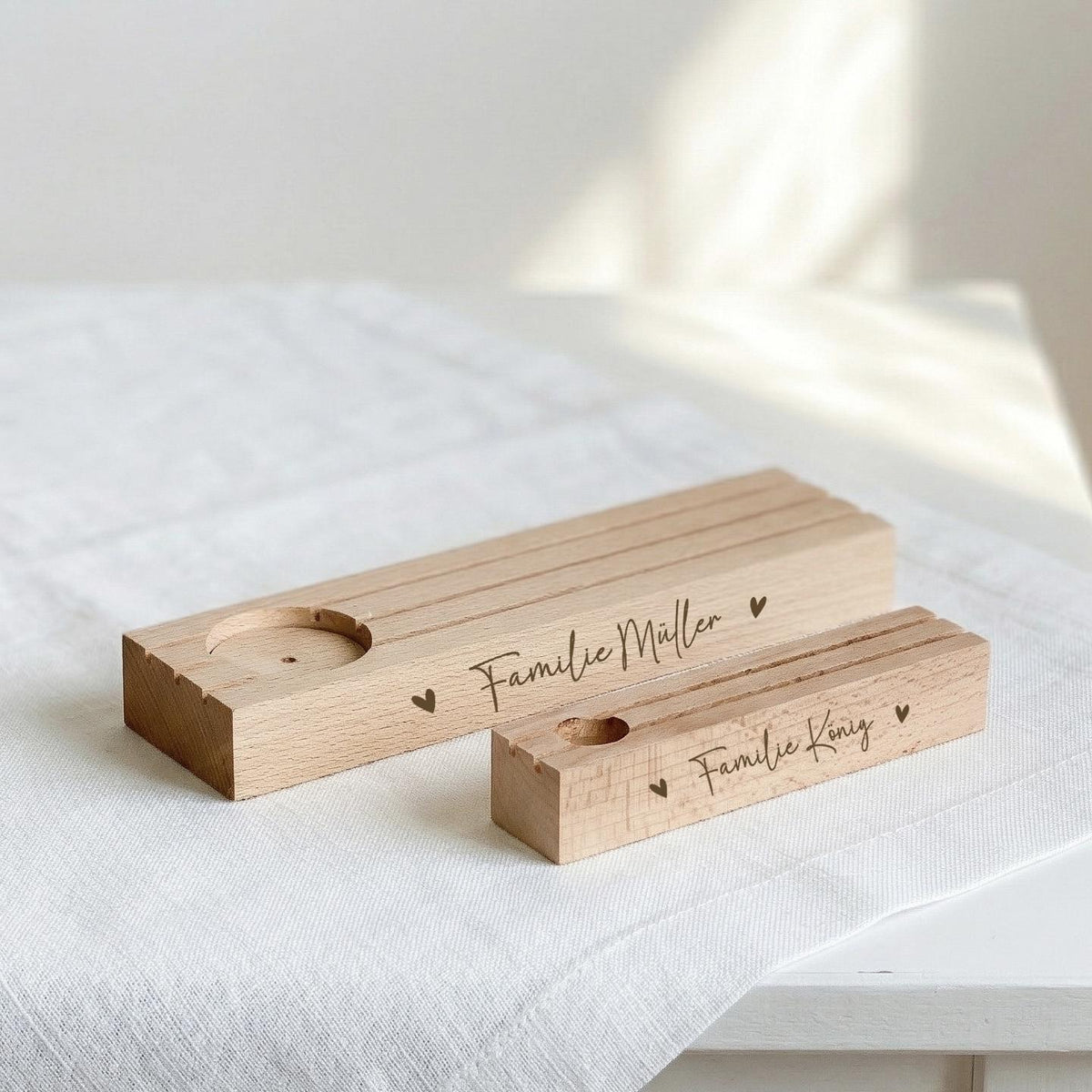 Holz Kartenständer mit individueller Namensgravur und modernem Design. Perfekt als Einzugsgeschenk, Weihnachtsgeschenk oder persönliche Dekoration für das eigene Zuhause mit Familienfoto.