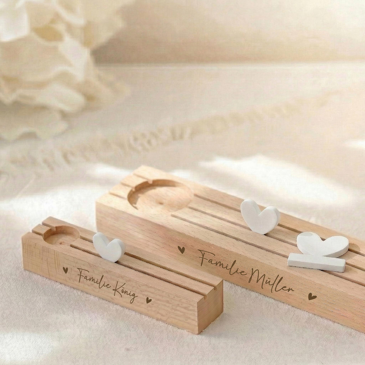 Personalisierter Holzständer mit Familienname und Platz für ein Erinnerungsfoto. Eine moderne Wohnungsdekoration und gleichzeitig eine liebevolle Geschenkidee für neue Hausbesitzer oder frisch verheiratete Paare.