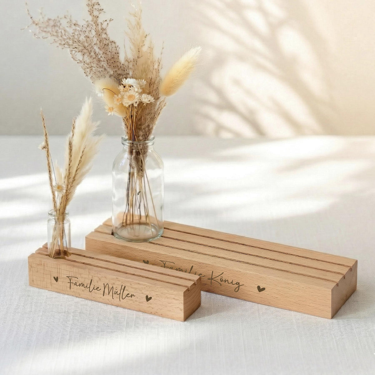 Minimalistischer Kartenhalter aus Holz mit personalisierter Gravur und Familienname. Ideal als Einweihungsgeschenk, Hochzeitsgeschenk oder Dekoration für das Wohnzimmer, Schlafzimmer oder den Eingangsbereich.