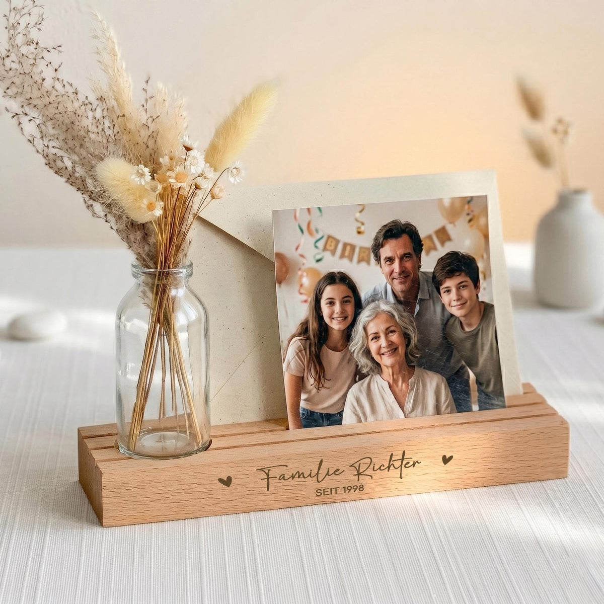 Hochwertiger Bilderhalter aus Holz mit individueller Gravur des Familiennamens. Perfekt zum Präsentieren von Familienfotos, Postkarten oder Erinnerungen und eine wunderschöne Geschenkidee zur Hauseinweihung oder Hochzeit.