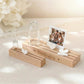 Personalisierter Kartenständer aus hochwertigem Holz mit graviertem Familiennamen und stilvoll präsentiertem Familienfoto. Eine moderne und zeitlose Dekoration für das Zuhause sowie eine besondere Geschenkidee zum Einzug, zur Hochzeit, zum Jahrestag oder als liebevolles Weihnachtsgeschenk für Familien, Freunde oder frisch verheiratete Paare.
