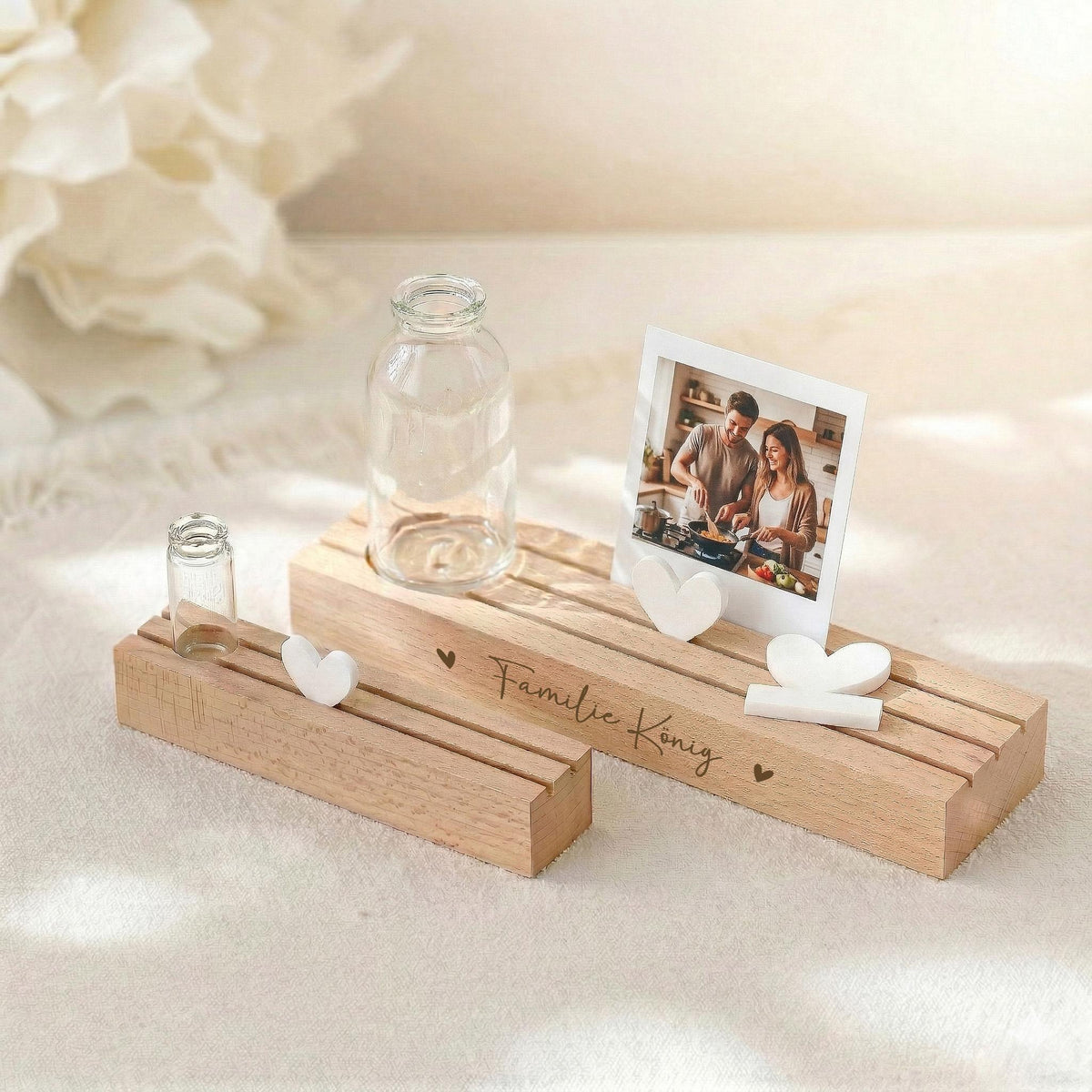 Personalisierter Kartenständer aus hochwertigem Holz mit graviertem Familiennamen und stilvoll präsentiertem Familienfoto. Eine moderne und zeitlose Dekoration für das Zuhause sowie eine besondere Geschenkidee zum Einzug, zur Hochzeit, zum Jahrestag oder als liebevolles Weihnachtsgeschenk für Familien, Freunde oder frisch verheiratete Paare.