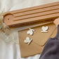 Vatertagsgeschenk Personalisiert mit Vase & Trockenblumen, Papa Geschenkidee, Bilderleiste Buchenholz, Familie Kartenständer zum Vatertag