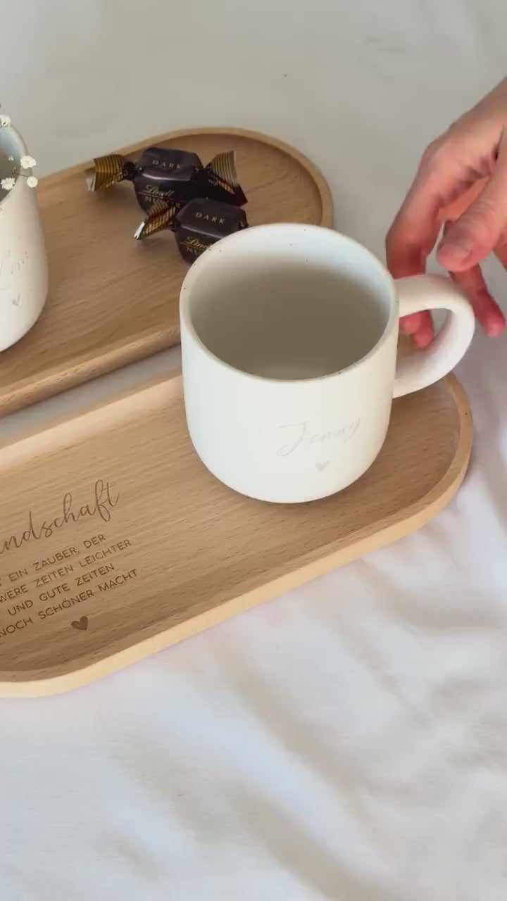 Personalisierte Tasse mit Name – Set aus Tasse und Tablett | Geschenk für Freundin – Holztablett Freundschaft Gravur – Freunde Geschenkidee