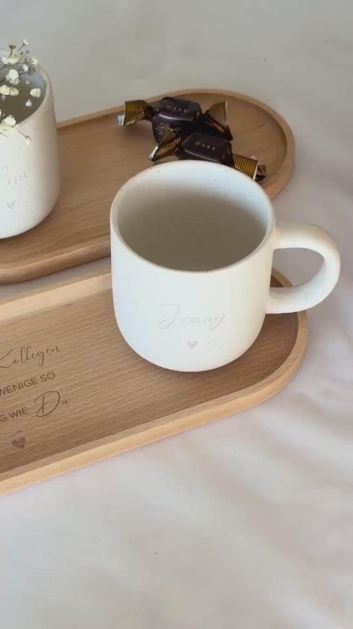 Geschenkset Tasse mit Tablett, Personalisierte Tasse Work Bestie, Abschiedsgeschenk personalisiert, Holztablett mit Wunschtext, Keramiktasse